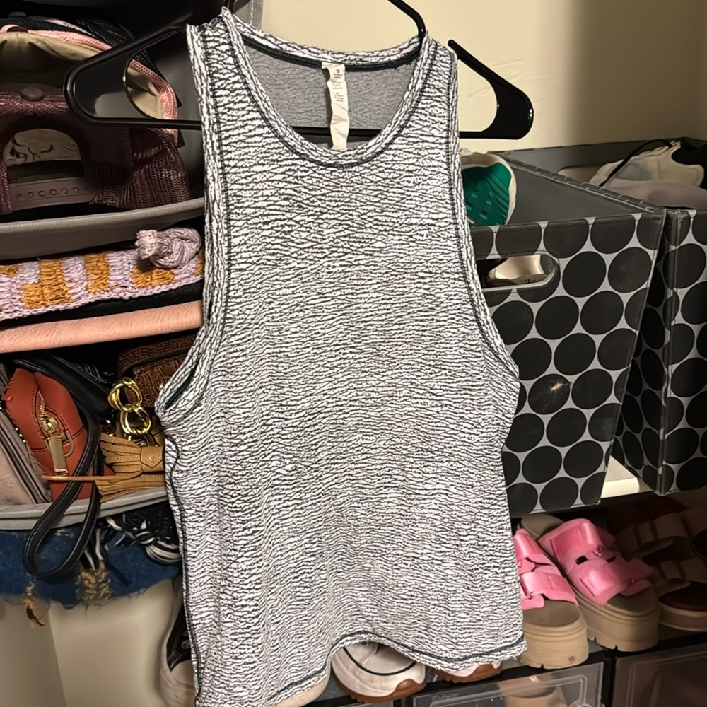 NWOT LULULEMON ATHLETICA TOP SIZE 4 (SMALL)